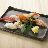 「寿司の街」と呼ばれる小樽でのデートではお寿司は欠かせません！小樽らしい食材を中心に絶品お寿司でデートを彩ります。雰囲気のあるカウンター席をご予約頂くのがおススメです。