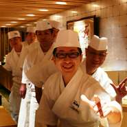 カウンターに座り、板前とお寿司に関するうんちくなどをお喋りしつつ食事をいただくのも、また粋なもの。肩ひじ張らずに笑いも交えながら、リラックスムードで過ごせます。小樽での楽しい思い出を1ページ追加。