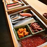 小樽の老舗　田中酒造のお酒が揃います。また北海道の地酒や新潟のお酒もラインナップ。ワインも小樽ワインと季節ごとのワインを三代目が厳選して仕入れます。焼酎は芋焼酎を揃え、好みで選んでもらえるように。

