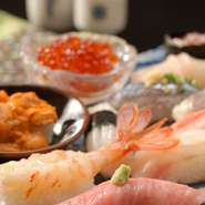 旬の握りの他、焼きものやつまみなど、職人がその日のおススメをお客様のお好みに合わせてご提供いたします。