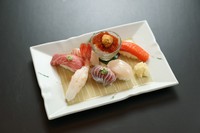 【握り7貫】とろ・大ぼたんえび・ほたて・とびっこのうにのせ・他3貫