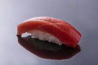  赤身：420円 中とろ：610円 炙り中とろ：610円 大トロ：880円 炙り特上トロ：1200円 まぐろのたたきおろしポン酢：420円 ねぎとろ：610円 特上とろ：1200円
