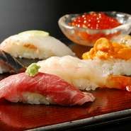 旬の握りの他、焼きものやつまみなど、職人がその日のおススメをお客様のお好みに合わせてご提供いたします。