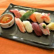 北海道の四季折々の鮨を味わえます。旬のセットです。