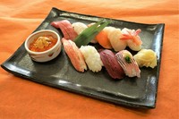 イカそうめんも寿司も両方食べたい！っていうよくばりな、そんなあなたへ・豆腐サラダ ・ミニいかそうめん ・寿司７貫(中とろ・白身・甘えび・ほたて・こぼれいくら・日替わり2種）・岩のりの味噌汁