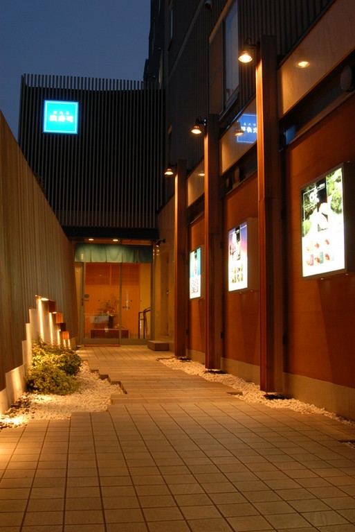 照明が辺りを照らし、落ち着きを感じられる外観