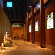 玄関までに続く、ゆったりと広いアプローチ。これからいただける料理への期待感が高まります。