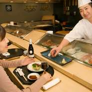 旬ごとに移り変わる北海道産の豊富な食材。熟練の職人が伝統ある技とおもてなしの心で提供。
