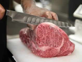 和牛の部位により、切り方にも仕込み方にも工夫しています