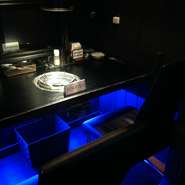 癒しのブルーライトが、二人だけの空間を演出するTV付の「カップルシート」。アジアンテイストいっぱいの雰囲気に、デート気分も盛り上ります。