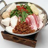 スープは塩、醤油、味噌、台湾の4種類
鶏ガラ、手羽先、もみじ、香味野菜を6時間コトコト煮出したガラスープに3種類の魚節と鹿児島産のいりこをさらに加え炊き出した自慢の自家製スープは最後の一滴まで味わえます！