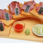 本日の料理長お薦め...
厳選!!上肉希少部位5種盛りでございます!!
Lサイズは4切れずつの5種盛です。贅沢にいくらをのせ「にくら」にしてお召し上がりくださいませww


