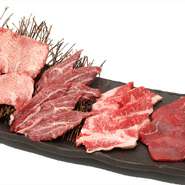 こだわりの塩タン・黒毛和牛カルビ・黒毛和牛ロース（ヒレ）・タンシタ
Mサイズ（2人前）・Lサイズ（3人前）あります。
写真はLサイズです。