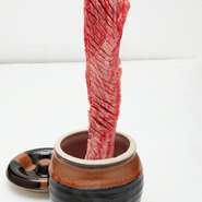 肉の表裏で交差するように丁寧に包丁を入れることで、ほぐれるような柔らかな食感に！