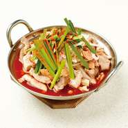 焼肉で有名な大阪鶴橋直送のミックスホルモン！
柔らかく炊いたホルモンとコチュジャン・青唐・にんにくの効いた特製旨辛スープ！ビールのつまみとしてもおかずとしても最高！一人前から注文できます！