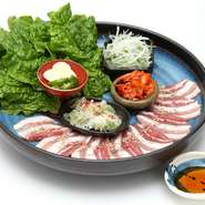 おぜん屋人気メニューの上位に入るサムギョプサル!!
お好みの薬味を巻いてお召し上がりください。
ハーフサイズもあり少人数でもおススメです!!