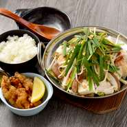 今年もやってきました。もつ鍋の季節・・・笑
ぷりぷりのホルモンとコラーゲンたっぷりのおぜん屋特製スープ！
冬ダントツ1位の人気ランチメニューです！

