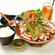 辛党お薦め！
焼肉で有名な大阪鶴橋直送のミックスホルモンをコチュジャン・青唐・にんにくベースのおぜん屋特製旨辛スープの鍋にしました！