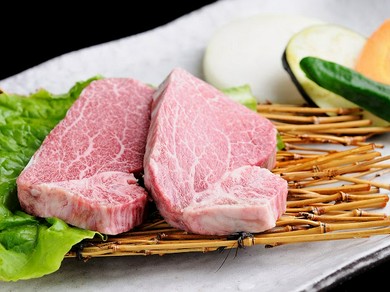 『和牛ヒレ焼き』は、驚きの厚みと手の届く価格が大きな魅力