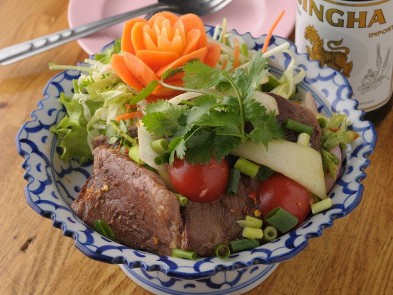 牛肉ステーキが乗った、ボリュームあるサラダ『ヤムヌア』