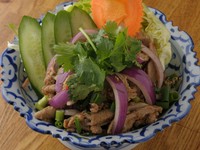 豚モツの香草和え
