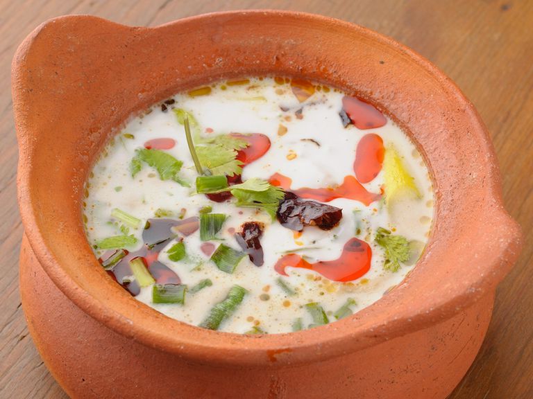 マイルドで爽やかな鶏肉のココナッツスープ『トムカーガイ』