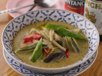 ココナッツのコクと甘味、野菜の香りと青唐辛子の辛さが絶妙なハーモニー。