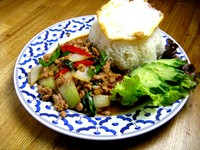 目玉焼きのせバジル炒めご飯