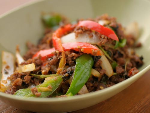 牛肉とバジルを炒め合わせた『ヌアパッガパオ』