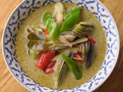 ココナッツのコクとと青唐辛子の辛みがきいた『グリーンカレー』