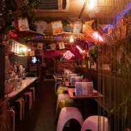 タイの屋台をイメージした店内は、タイのアーチストの曲が流れるなど、明るくてとても陽気な空間。店内は貸切もできるので、会社の方との宴会や、気が合う仲間同士での飲み会にも最適。とても盛り上がれます。