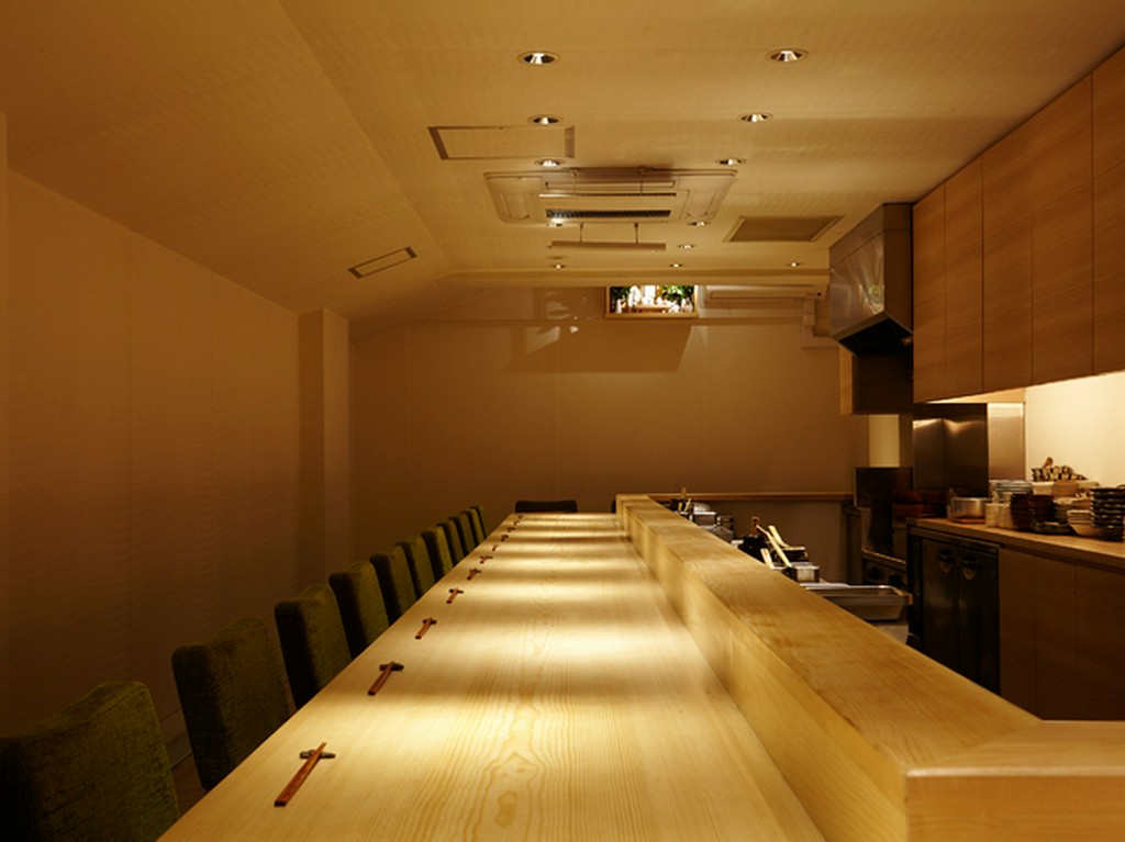 清潔な白木カウンターと温かい接客が独特な空気を醸成