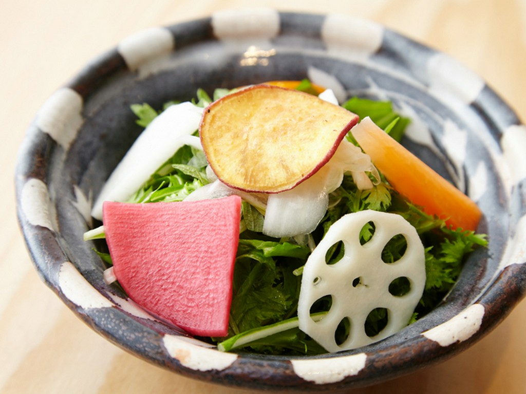 自慢の鶏を引き立てる野菜もこだわりの逸品ばかり