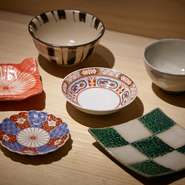 器は土の温かみがある伊賀焼と華やかな色彩の有田焼が中心。焼鳥を盛る平皿に描かれた「森」の文字は、店主の息子さんが6歳のときに描いたものを使用しているそうです。