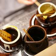 素材に応じてバターやラード、白ごま油を刷毛で塗ることでしっとり食感を実現しています。