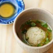 鶏、鴨などを合わせて出汁で蒸し上げる『つくね』も人気。ふわりとほぐれる食感と上品な風味が魅力。