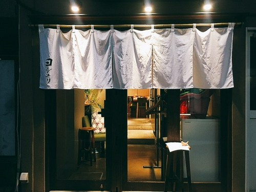 路地裏にひっそりと佇む隠れ家のような店