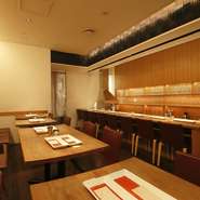 東京の中心地・銀座はビジネスマンが行き交う街。食べる人のタイミングを見計らいながら、絶妙なタイミングで提供される串揚げは、会話を邪魔することなく、存分に堪能できます。