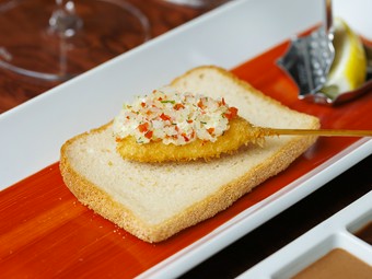 一皿の料理を楽しむような多彩な味が一本に『サーモンの串揚げ』