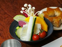 日本各地の契約農家から直送仕入れする、フレッシュ＆ヘルシーな野菜を美しく盛り合わせて提供。みずみずしく野菜本来の味にあふれ、串揚げにピッタリです！