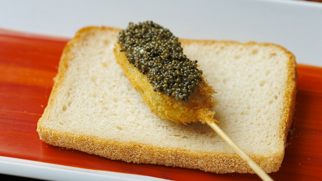 串揚げの置き台は自家製米粉パン。この趣向にも感激