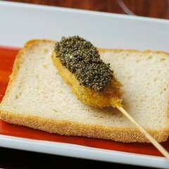 串揚げの置き台は自家製米粉パン。この趣向にも感激