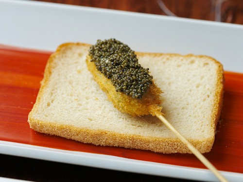 串揚げの置き台は自家製米粉パン。この趣向にも感激