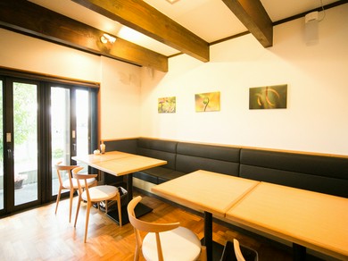 こげ茶色の梁が心を落ち着けるおしゃれなイタリアンレストラン