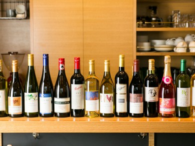 シェフが厳選したワインだけが並んでいます