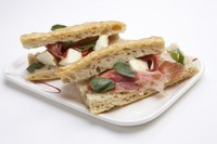 イタリアの平焼きパンの一種でオリーブオイルをたっぷり入れローズマリーで香りづけしました。