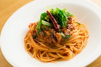 今が旬の富山湾のホタルイカとトマトをあわせたパスタです。