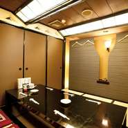 店内には個室を完備。4名～5名から最大30名収容できる部屋までいろいろ選べます。家族の食事や親しい仲間同士の集まりはもちろんのこと、会社の接待や宴会などシーンに合わせて利用してはいかが。