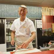 店主が長年勤めた寿司店の経験を活かし、その熟練の腕を振るって料理を提供。酒の肴からメインまで、本格和食が種類豊富に揃います。地元のリピーター客に好評なのも納得できる美味しさです。