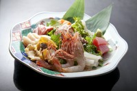 彩り鮮やかな旬の味を楽しめる『季節の刺身いろいろ盛合わせ』